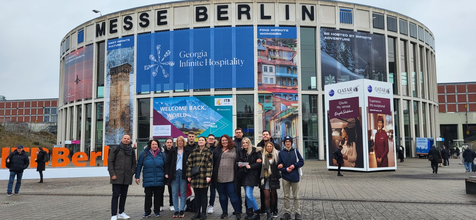 Auszubildende und Mitarbeitende des Euro-BBW vor der Messehalle der ITB Berlin