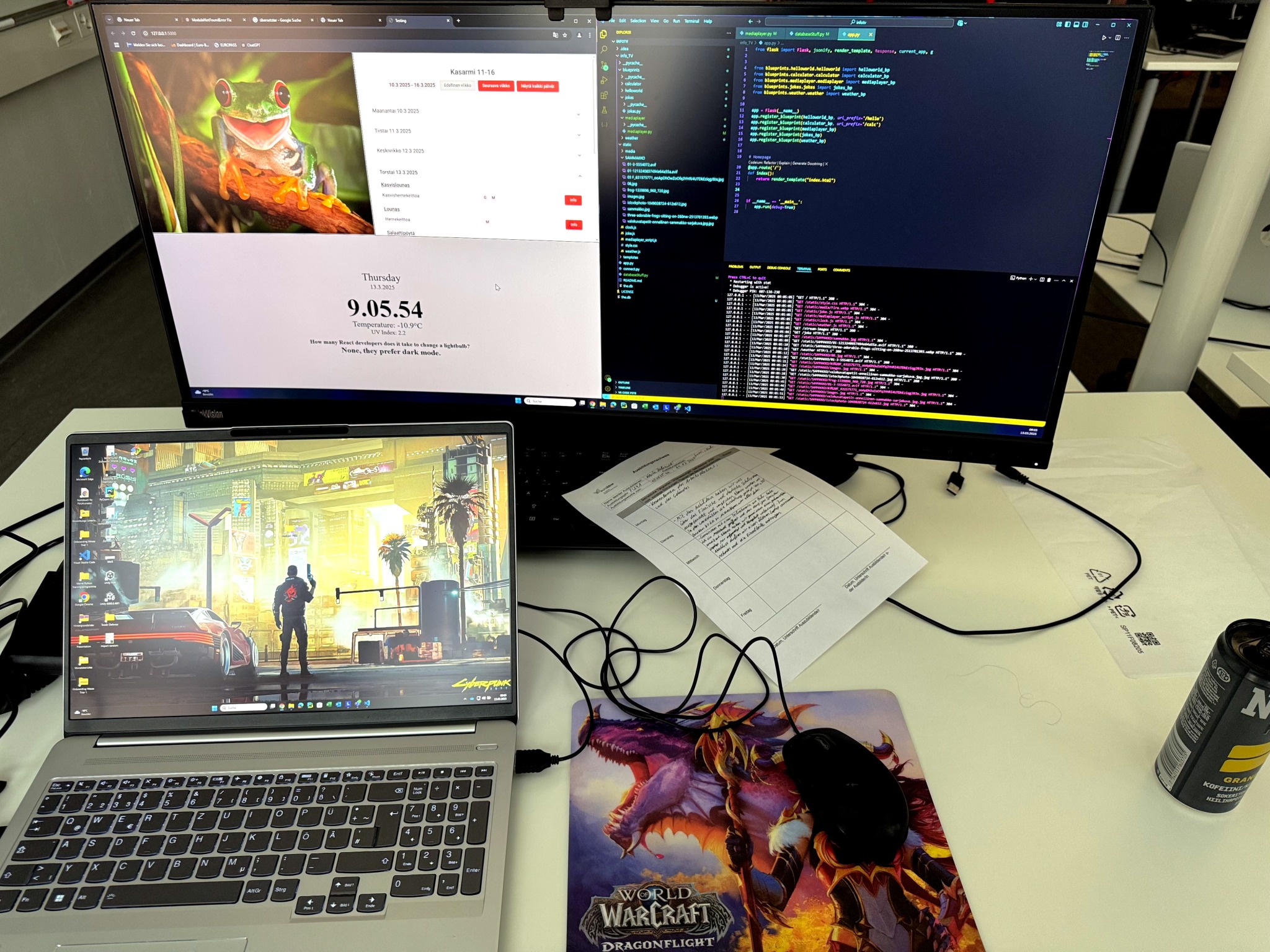 Ein Laptop und ein großer Monitor in der IT-Abteilung