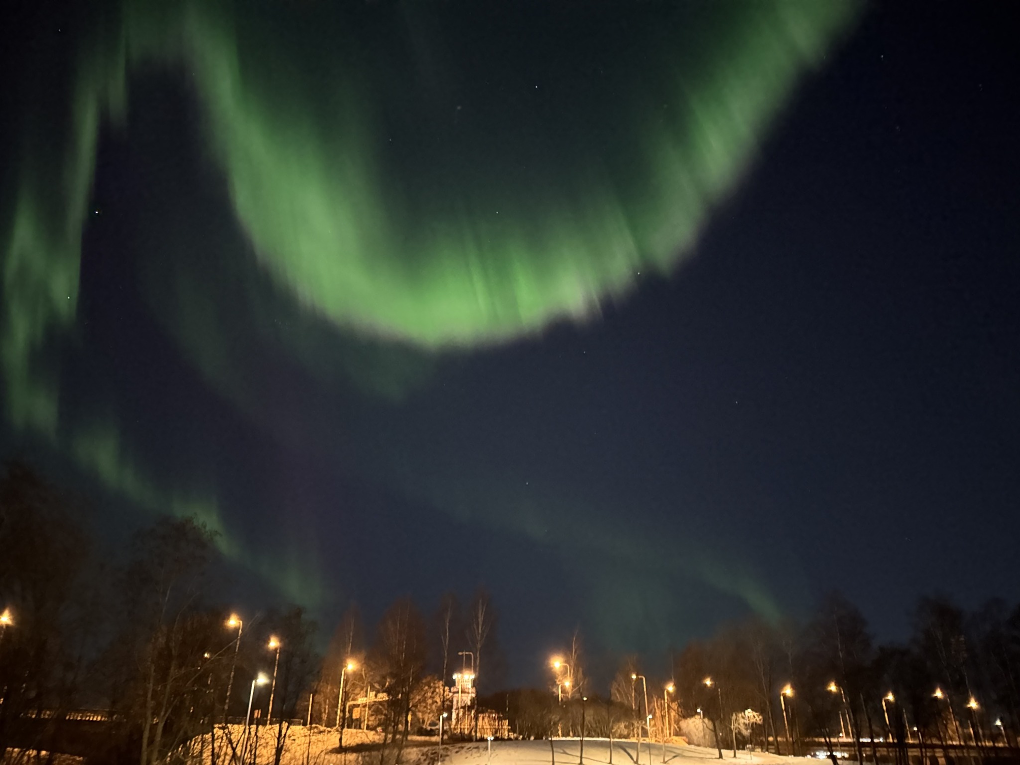 Wunderschöne, grüne Nordlichter über Oulu