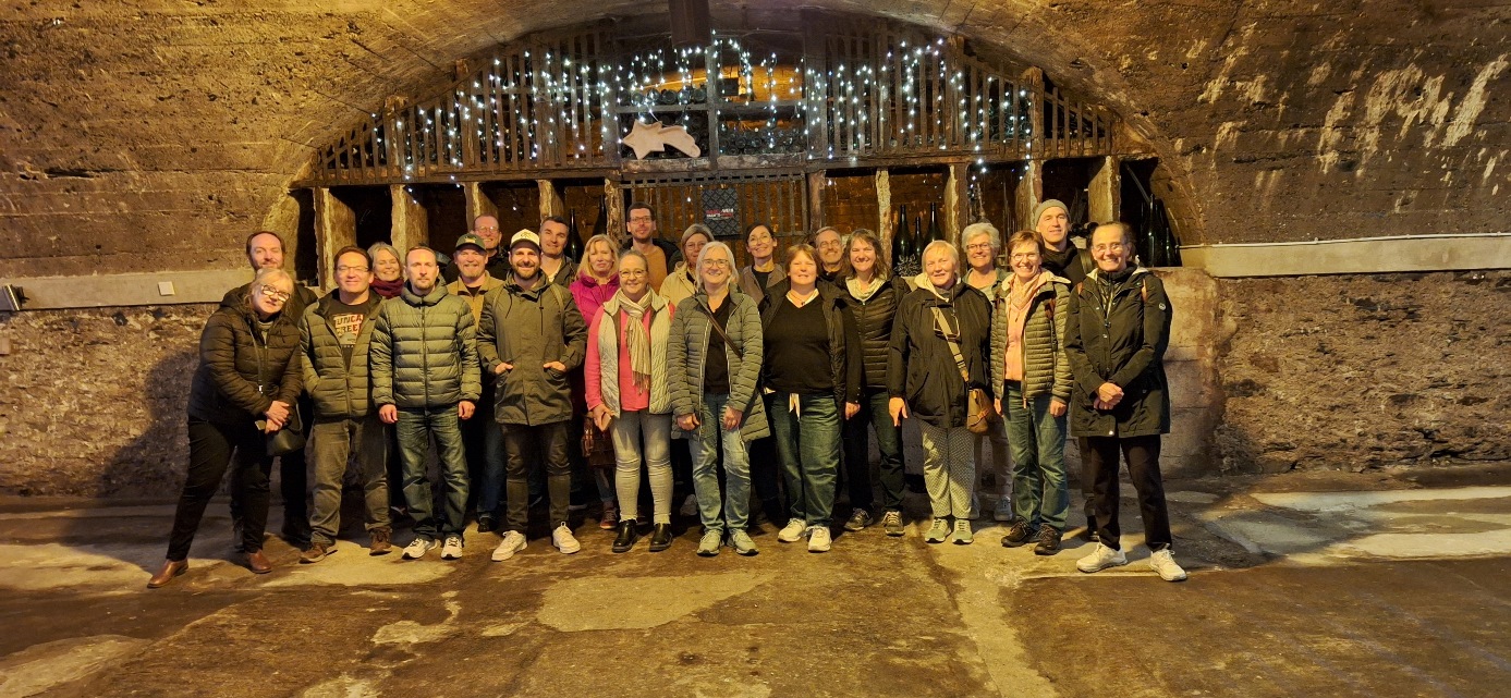 Gruppnfoto von allen Lehrerinnen und Lehrern vor dem Weinkeller