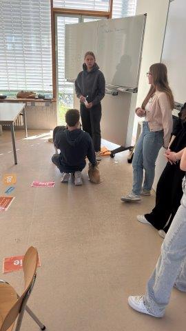 Schülerinnen erklären das Projekt, ein Schüler streichelt die beiden Lesehunde