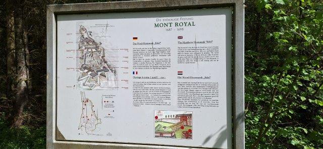 Ein Informationsschild zu der alten Festung Mont Royal