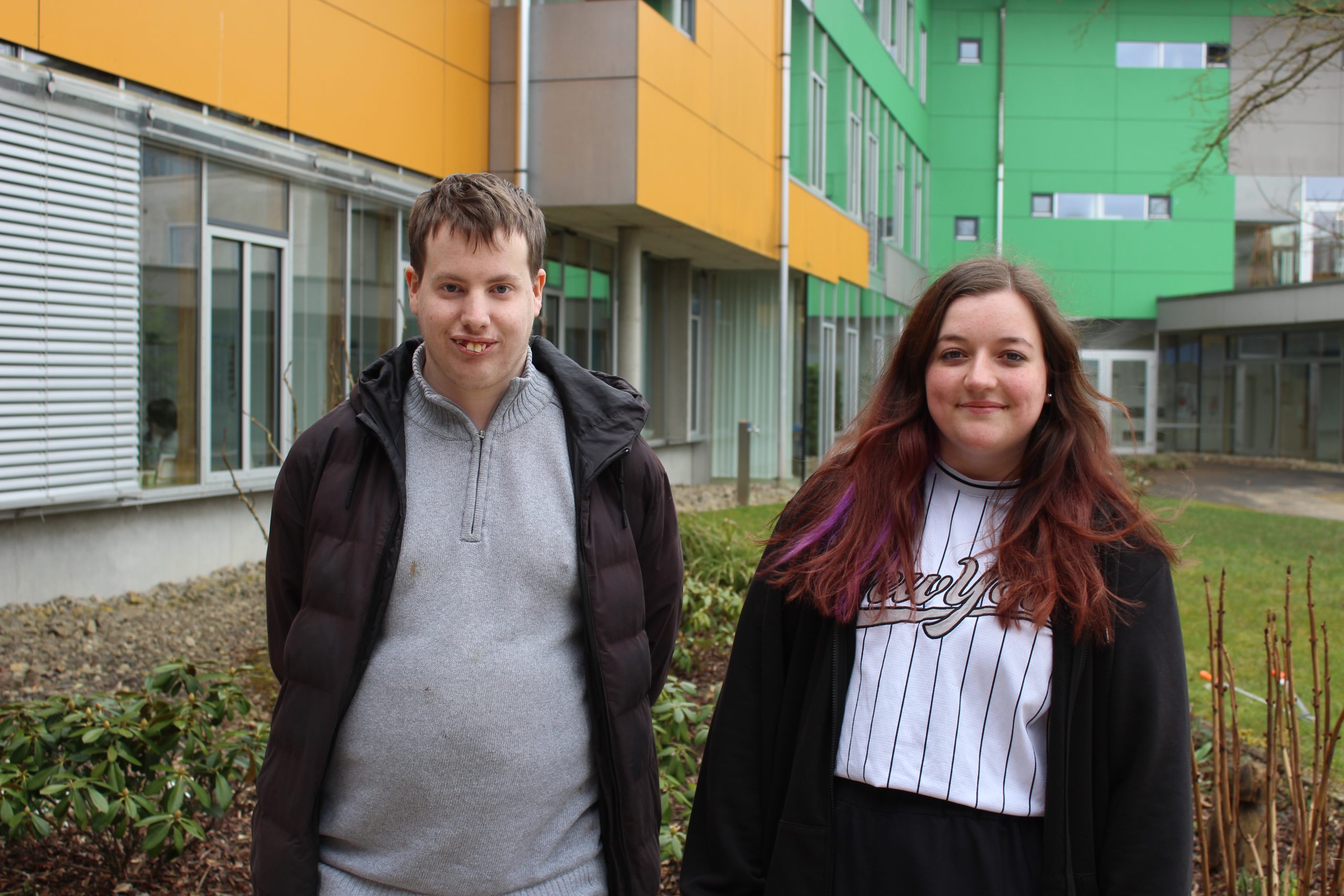 Auf dem Foto sind die beiden Sprecher*innen der Berufsvorbereitung zu sehen, links Marcel, rechts Sarah