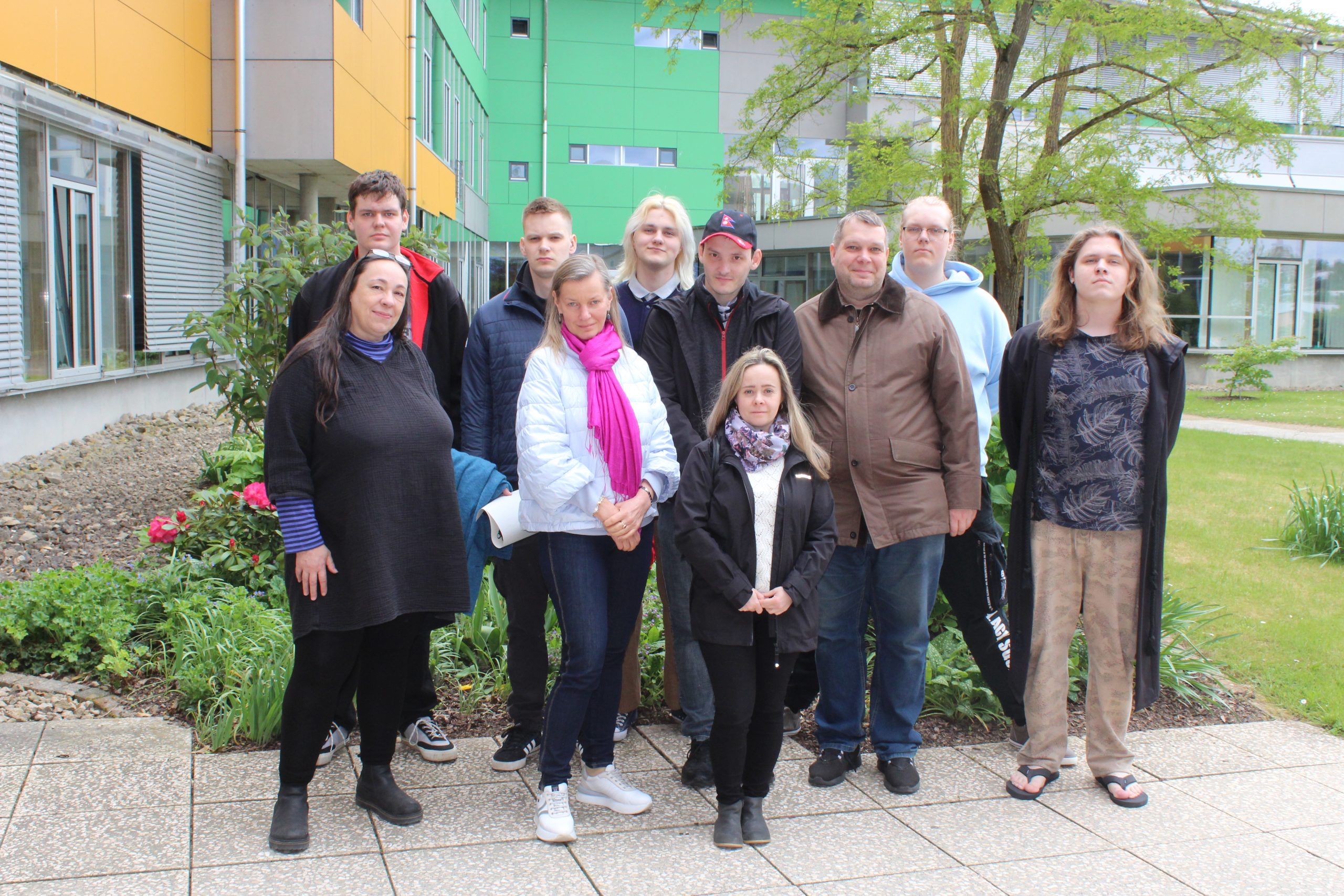 Das Foto zeigt die sechs estnischen Auszubildenden mit ihren drei Betreuer*innen sowie Erasmus+-Koordinatorin Anne Unfried