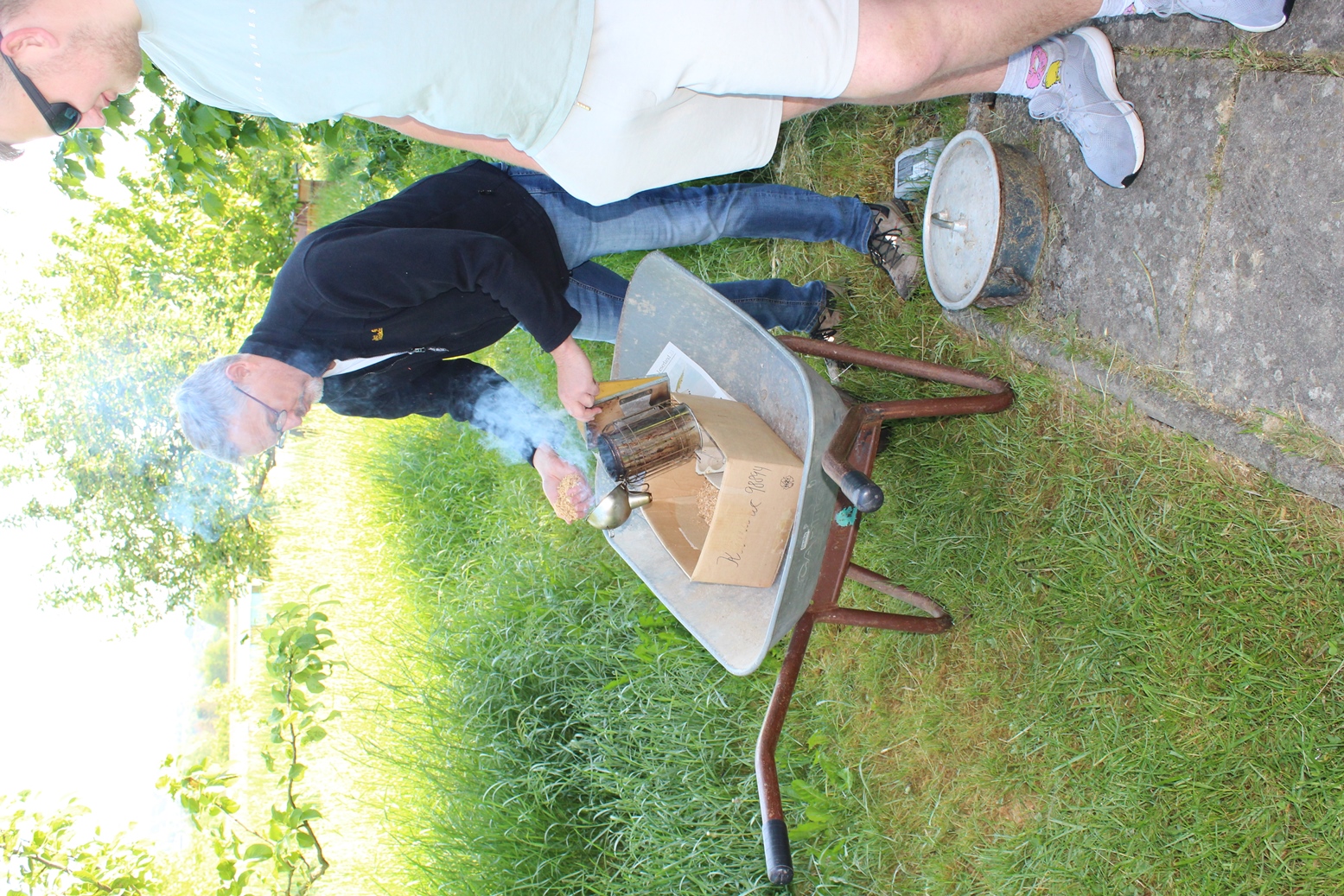 Herr Holzkamp feuert den Smoker an