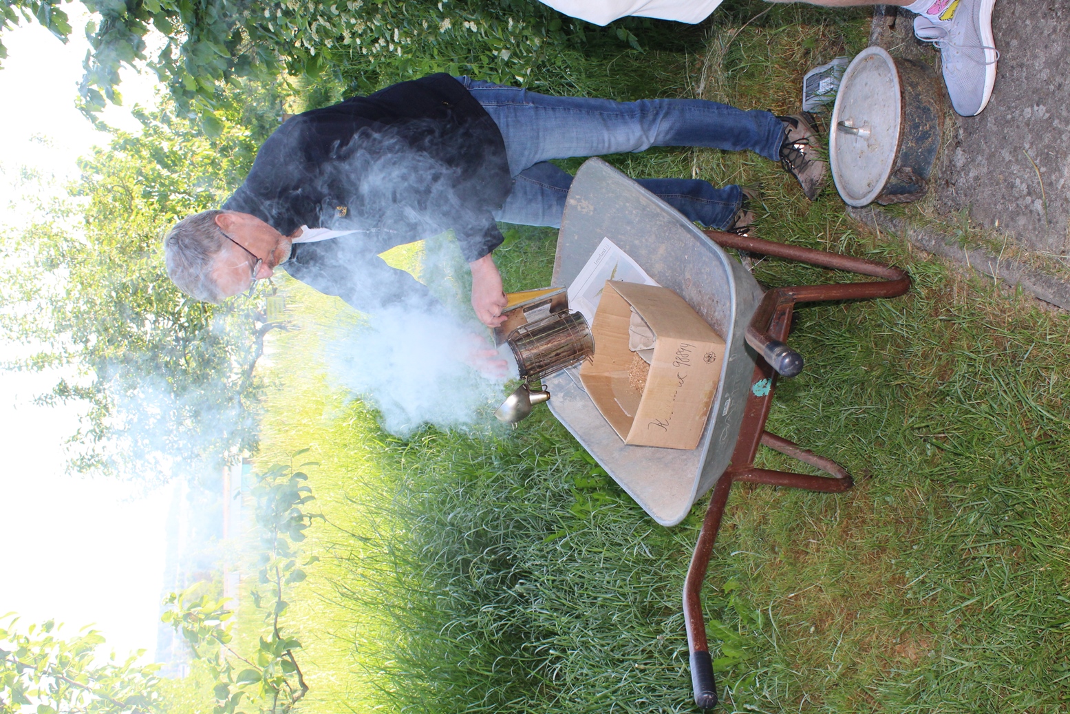 Herr Holzkamp feuert den Smoker an