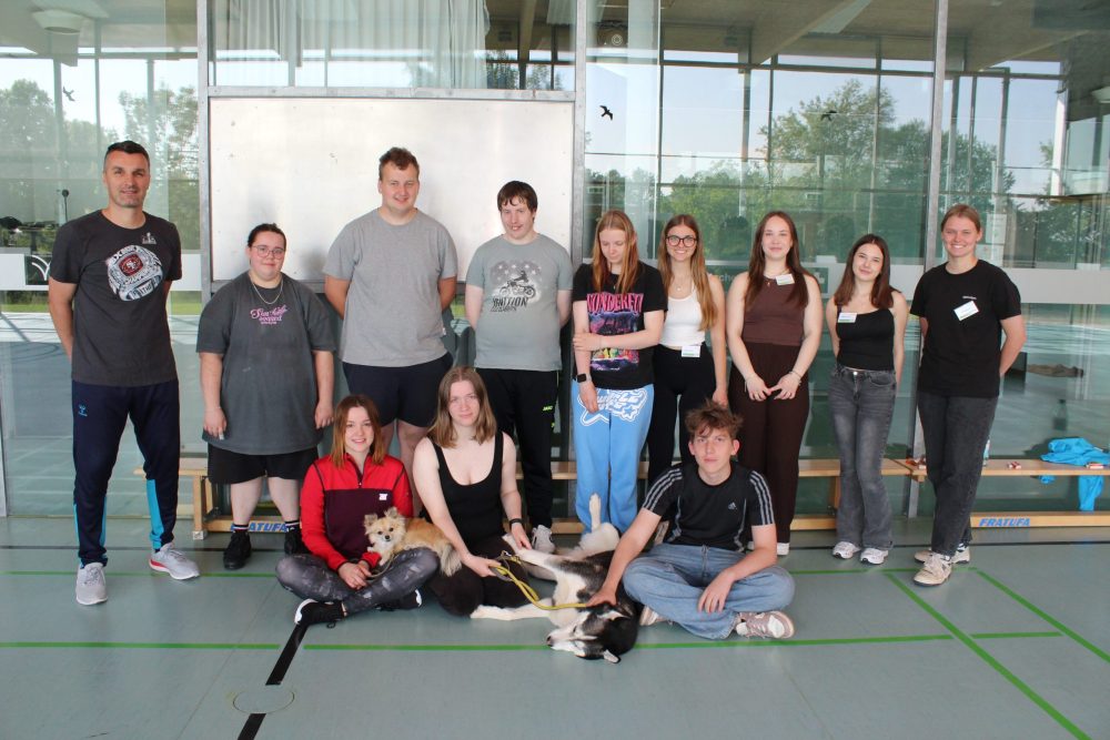 Gruppenfoto aller Schülerinnen und Schüler mit den beiden Hunden