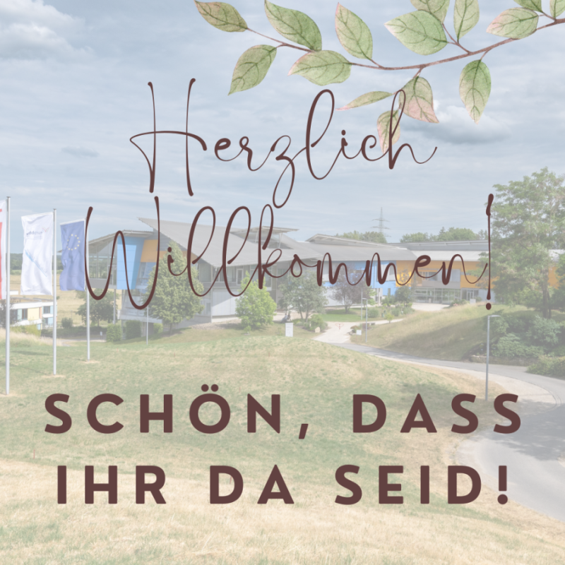 Ein Bild mit dem Text "Herzlich Willkommen - Schön, dass ihr da seid"; im Hintergrund ist der Eingangsbereich des Euro-BBW zu sehen