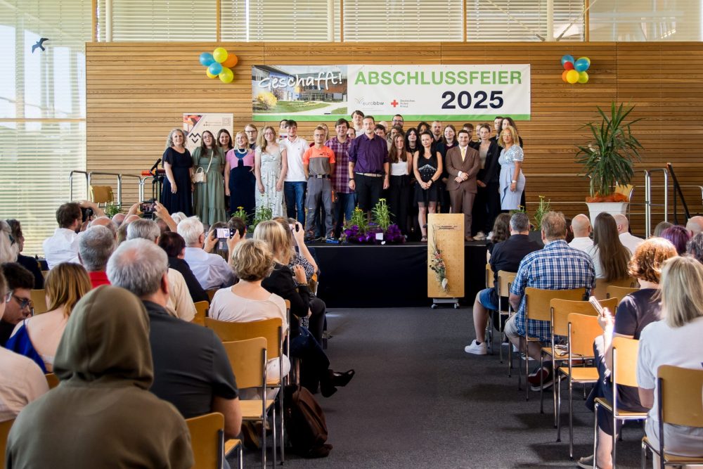 Gruppenbild der Absolventinnen und Absolventen des Euro-BBW