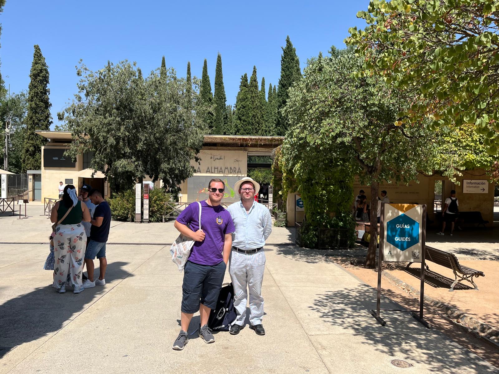 Luca-Sebastian und Pascal vor der Alhambra