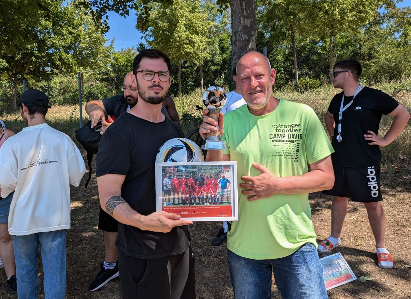 Die Übergabe des Pokals und eines Erinnerungsfotos