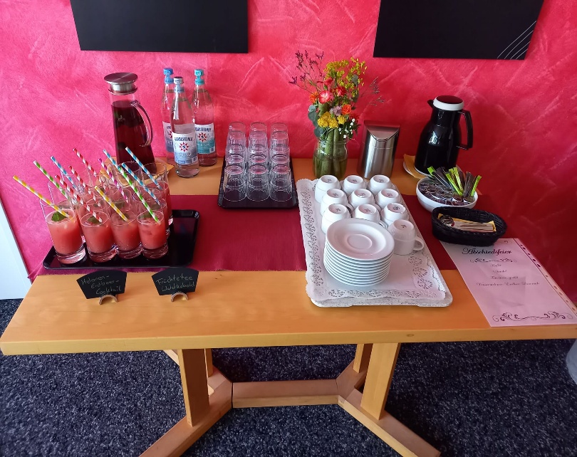 Auf dem Foto sind Kaltgetränke und Kaffeegeschirr angerichtet