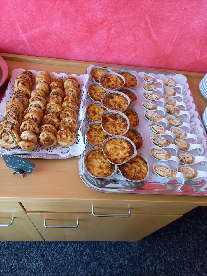 Auf dem Foto sind Blätterteigschnecken, Mini-Quiches und Pfannkuchenrollen angerichtet