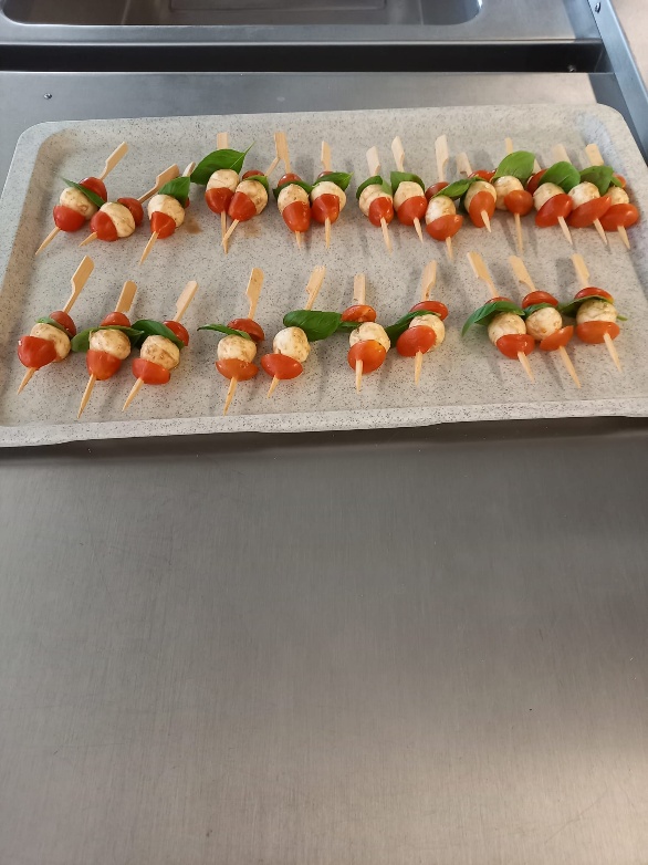 Auf dem Foto sind Tomaten-Mozzarella-Sticks abgebildet