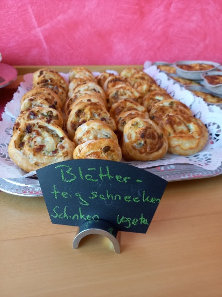 Auf dem Foto sind Blätterteigschnecken abgebildet