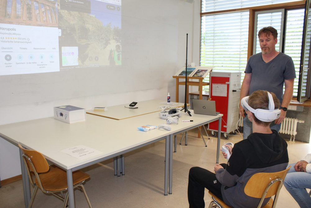 Ein Junge schaut sich die Akropolis mit einer VR-Brille an