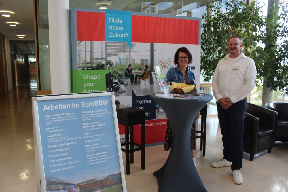 Zwei Kolleg*innen am Infostand