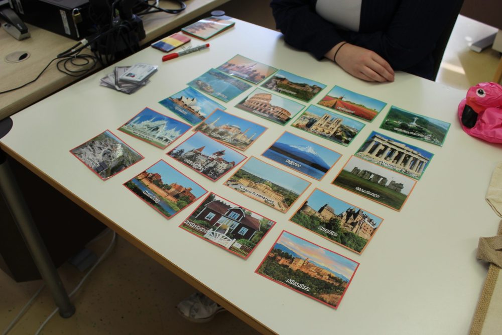 Verschiedene Postkarten mit Sehenswürdigkeiten