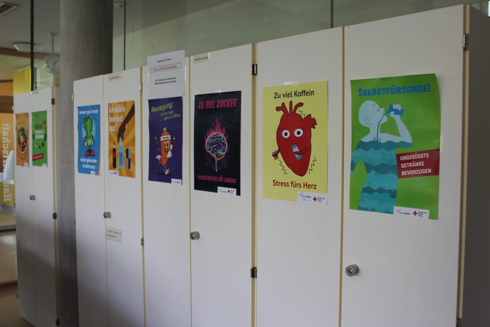 Mehrere bunte Plakate zum Thema Gesunde Ernährung