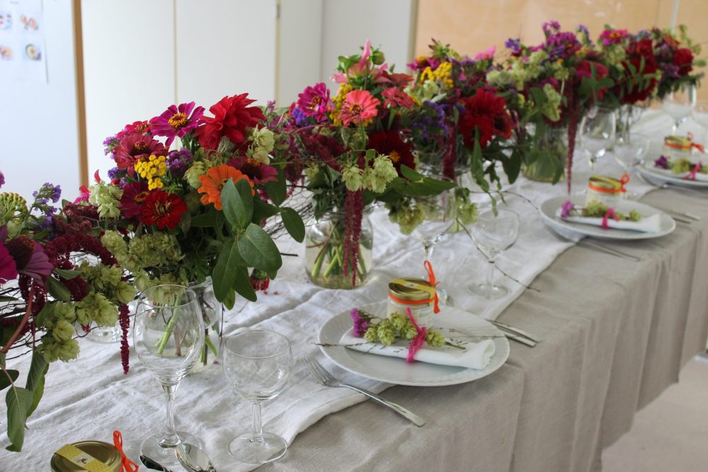 Ein Tisch-Blumenarrangement