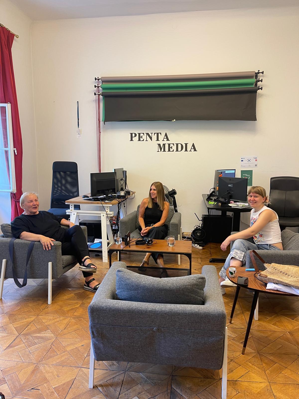 Nova während ihres Praktikums bei Penta Media