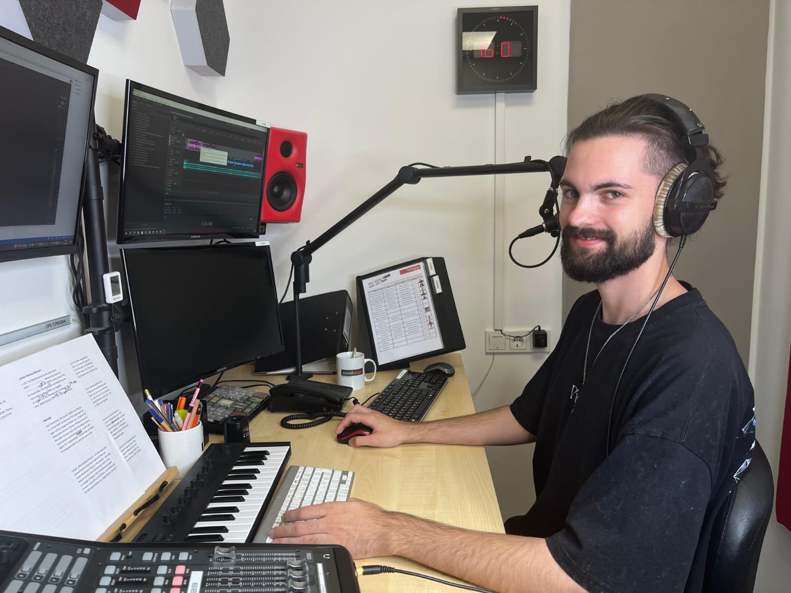Lukas während seines Praktikums bei soundlarge audioproduktionen