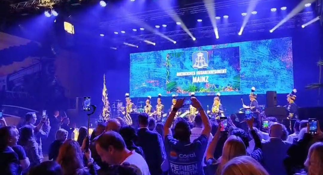 Eine Eröffnungsfeier mit großer Bühne