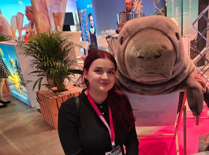 eine Auszubildende mit einer großen Plüschrobbe