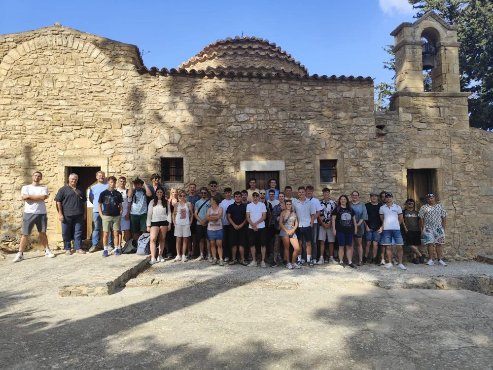 Die gesamte Gruppe steht vor der Kirche des Erzengels Michael in Episkopi