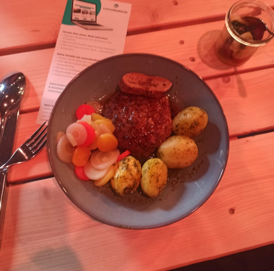 Ein Teller mit Fleisch, Kartoffeln und Gemüse