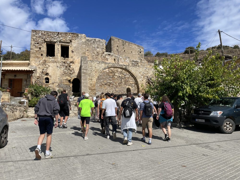 Eine Gruppe von Personen geht zur Akropolis von Polyrinha