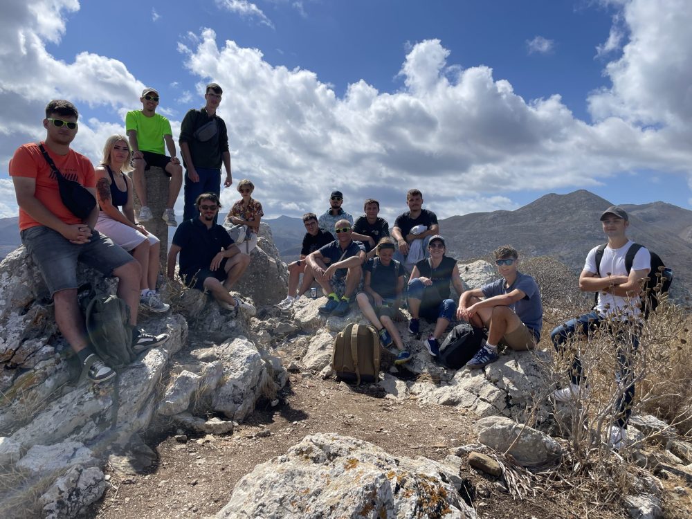 Eine Gruppe von Personen, die oben auf einem Berg sitzen