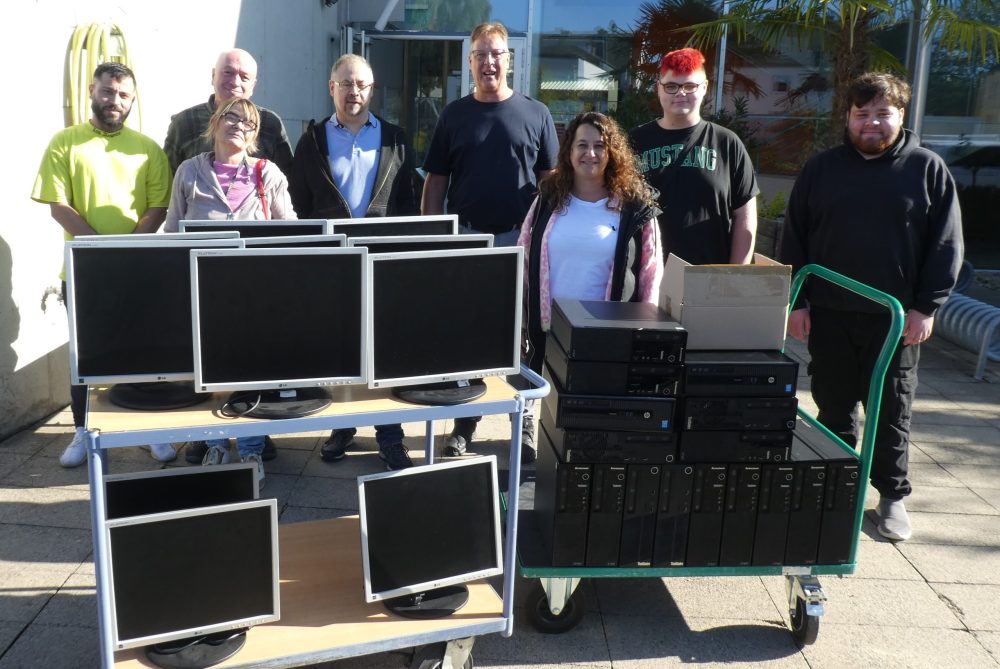 Das Foto zeigt ein Team der Alibi Eifelservice gGmbH und ein Team vom Euro-BBW bei der Übergabe der Computer
