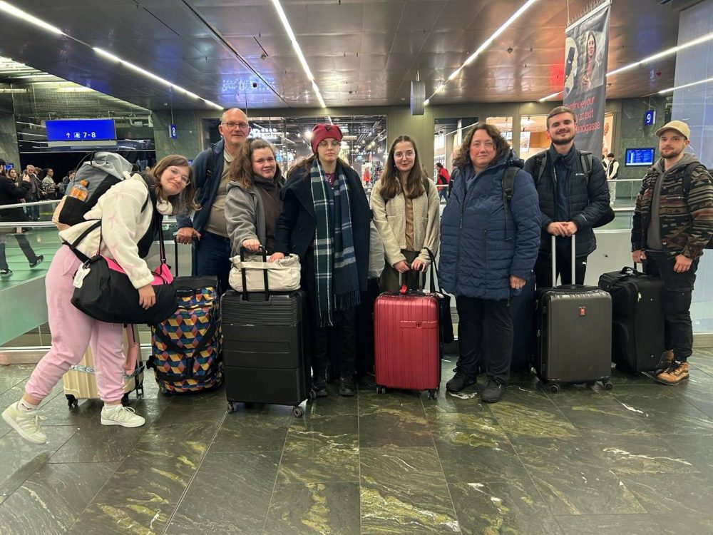 Die Reisegruppe am Bahnhof