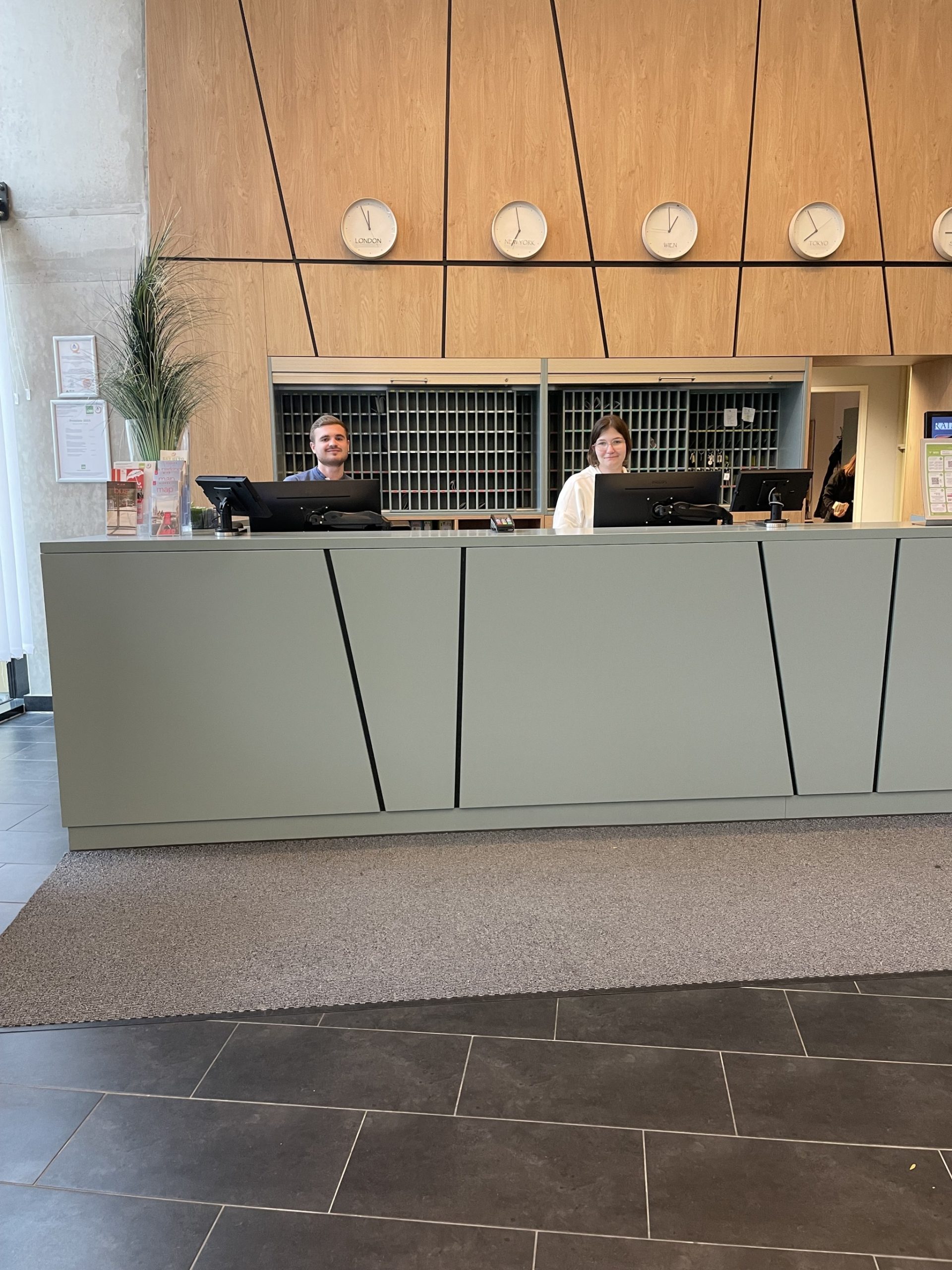 Felix und Ronja an der Rezeption