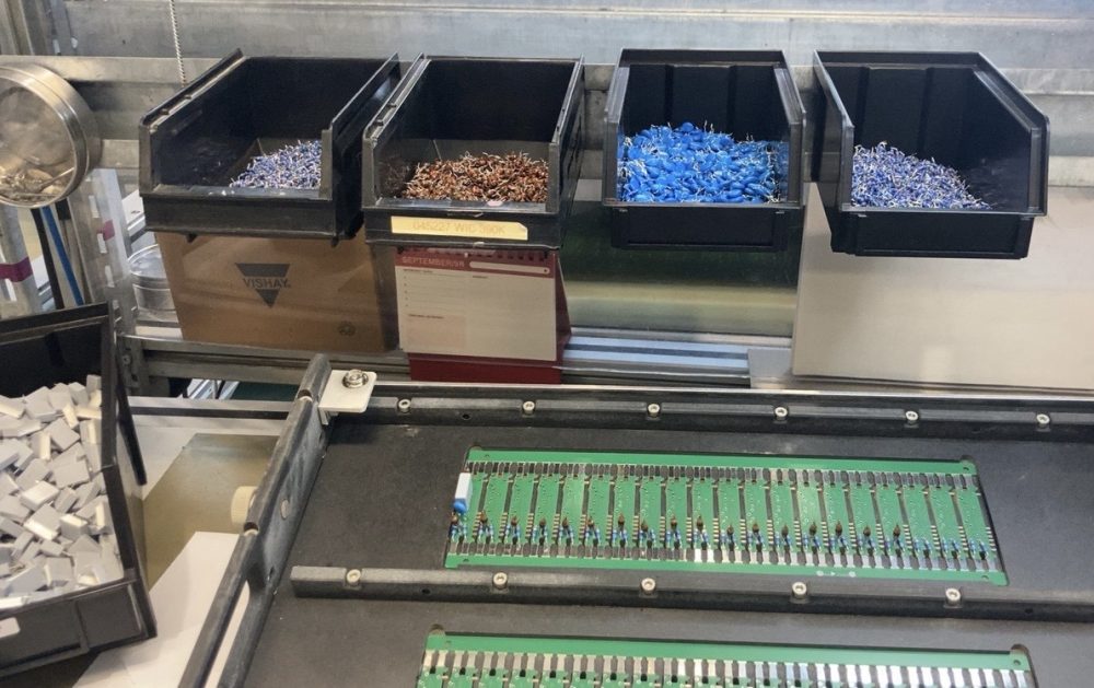 Eine Leiterplatte mit einzelnen Komponenten