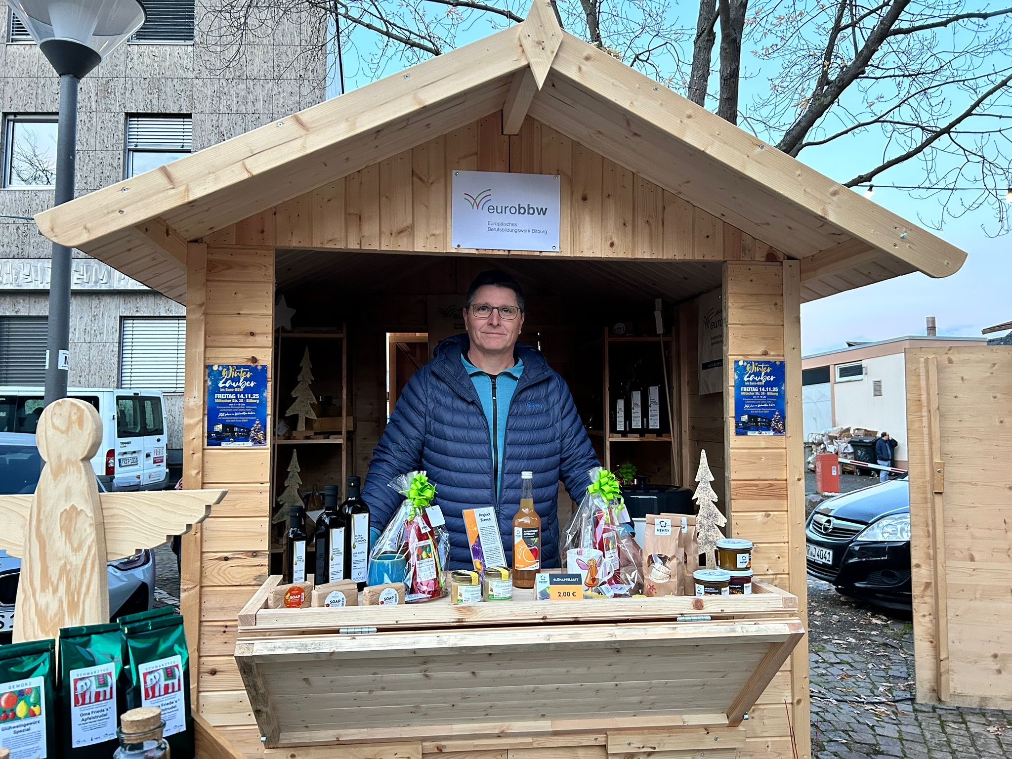 Michael Hemmes in einem Holzhäuschen mit Produkten des Henry Conceptstore