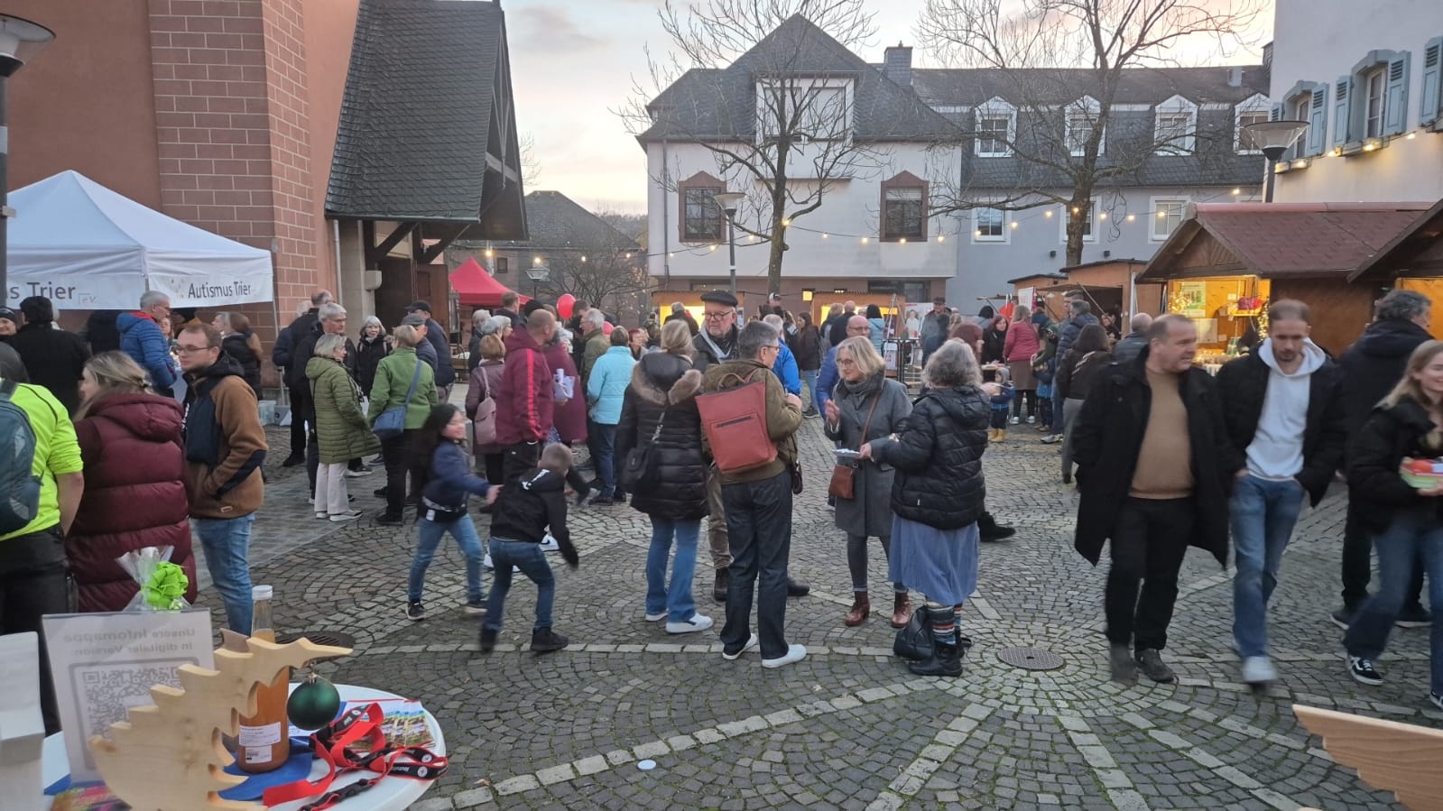 Gäste auf dem Kirchenvorplatz