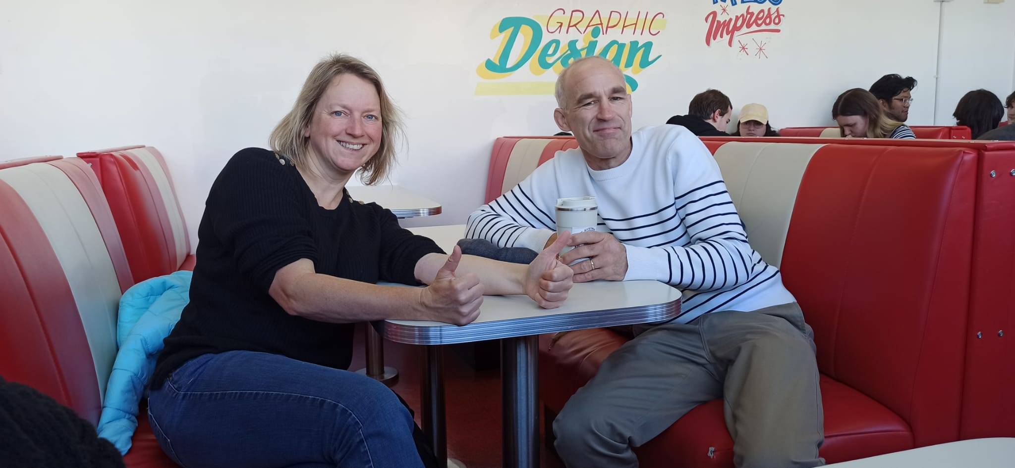 Die beiden Betreuer*innen in der Cafeteria