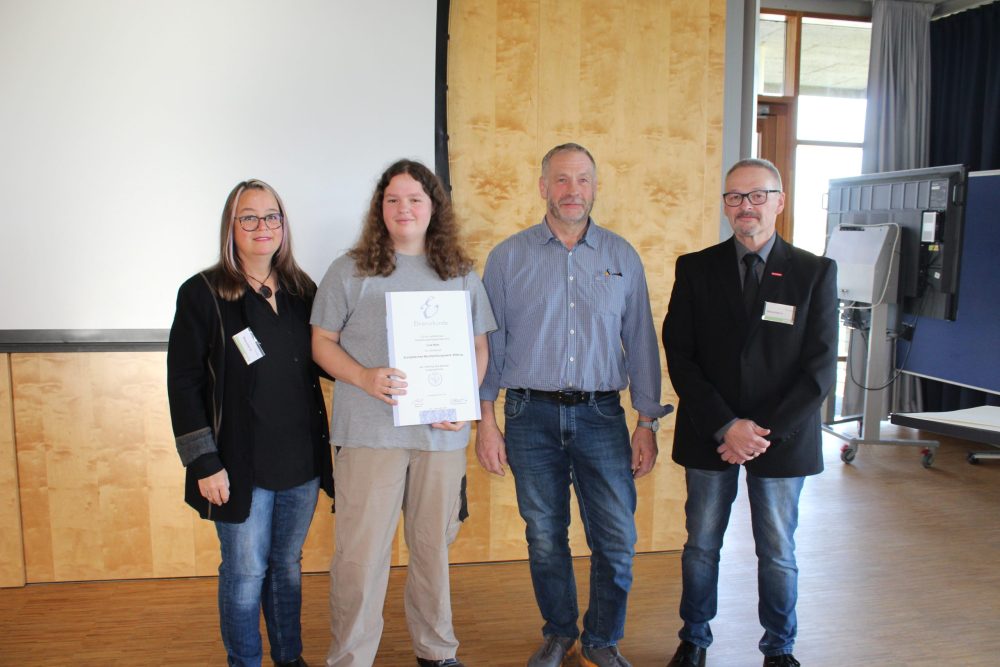 v.l. Sylvia Nels (Mutter), Lina Nels (Auszubildende), Hans-Josef Schon (Ausbilder), Oliver Haeder (Vizepräsident HWK)