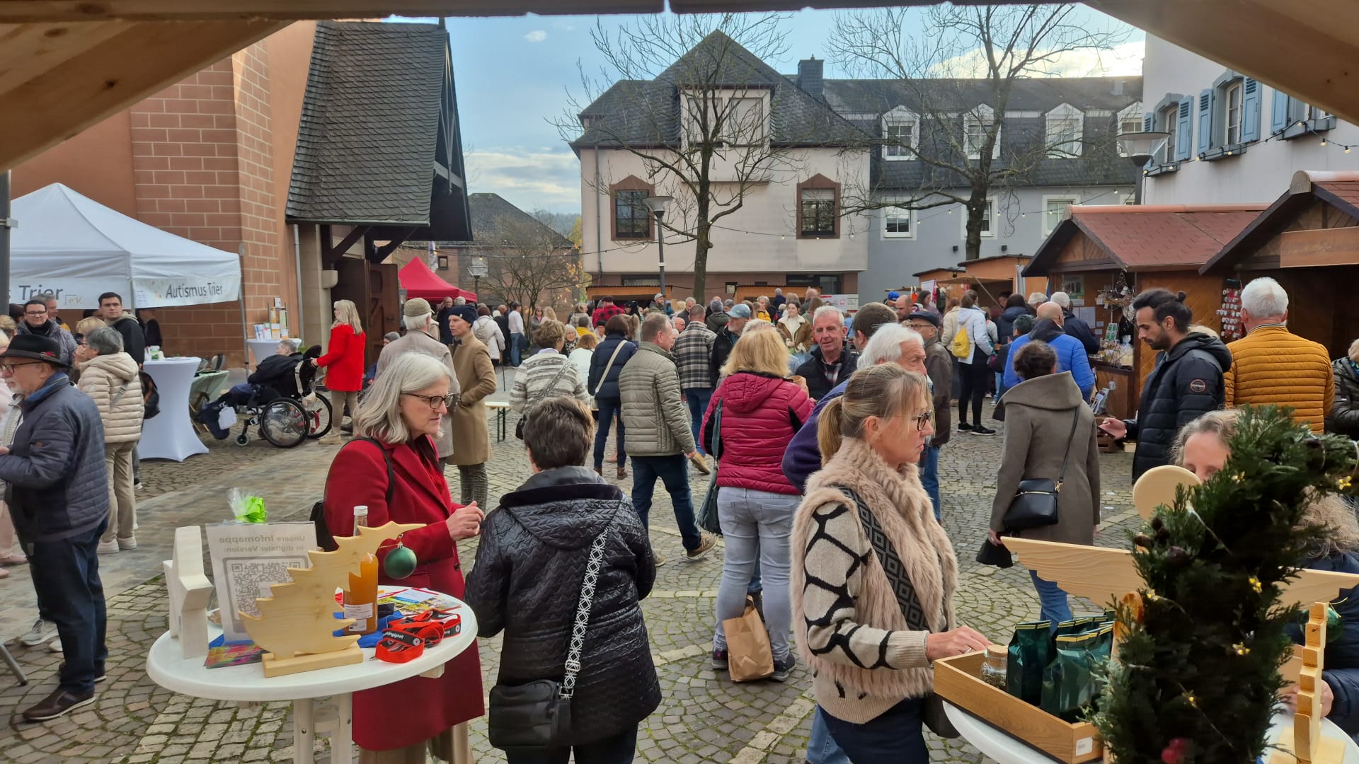 Gäste auf dem Kirchenvorplatz