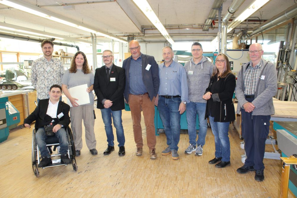 V. l. n. r.: Jan Mangelsdorf (HWK), Adam Krapp (HWK), Lina Nels, Oliver Haeder (Vizepräsident HWK), Dirk Kleis (Hauptgeschäftsführer KHS MEHR), Hans-Josef Schon (Ausbilder), Michael Hemmes (Fachbereichsleiter Ausbildung), Sylvia Nels (Mutter), Rainer Horst (Steif-Großvater)