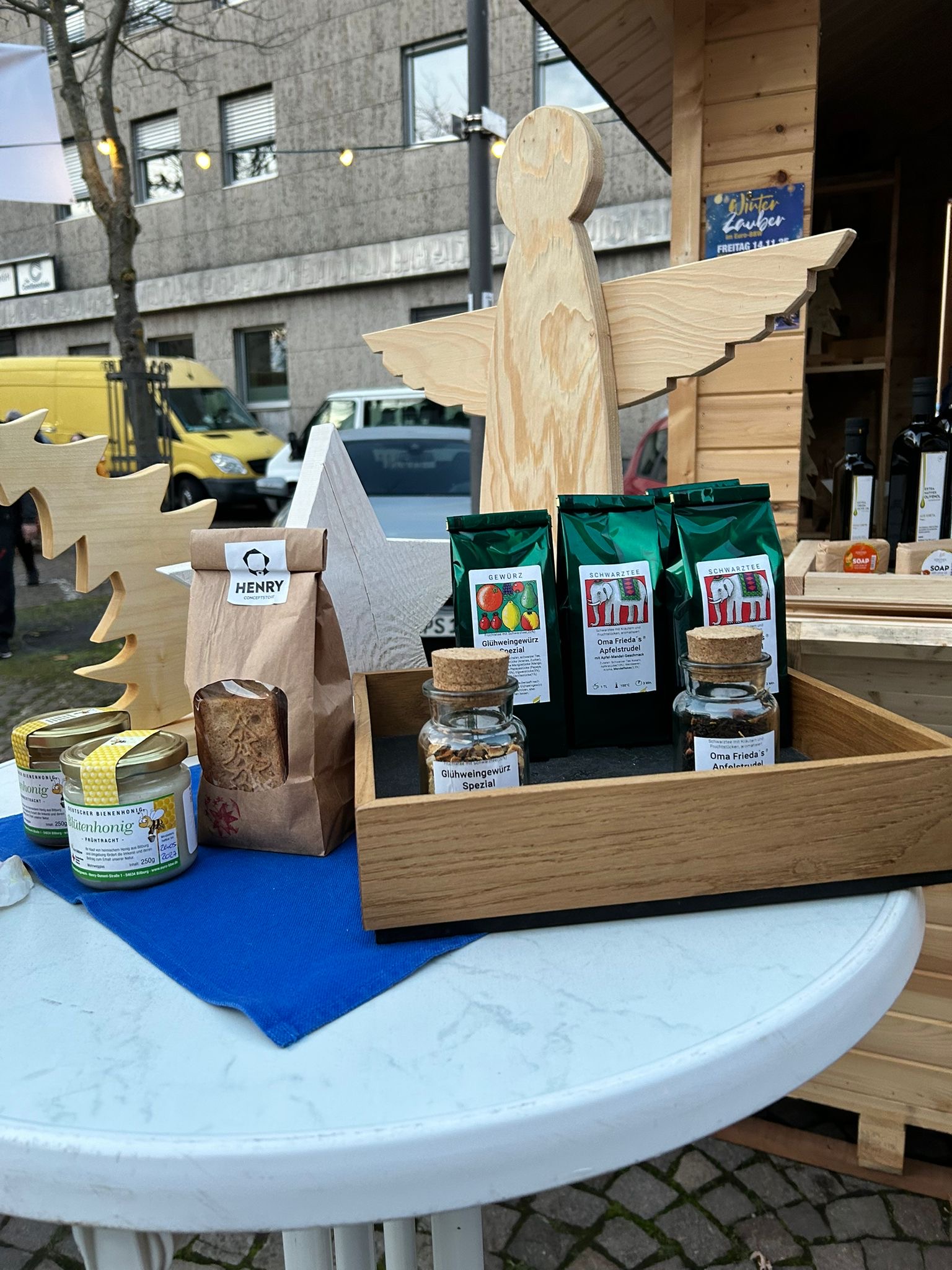 Produkte des Henry Conceptstore (Tee, Honig, Plätzchen, Holzdeko)