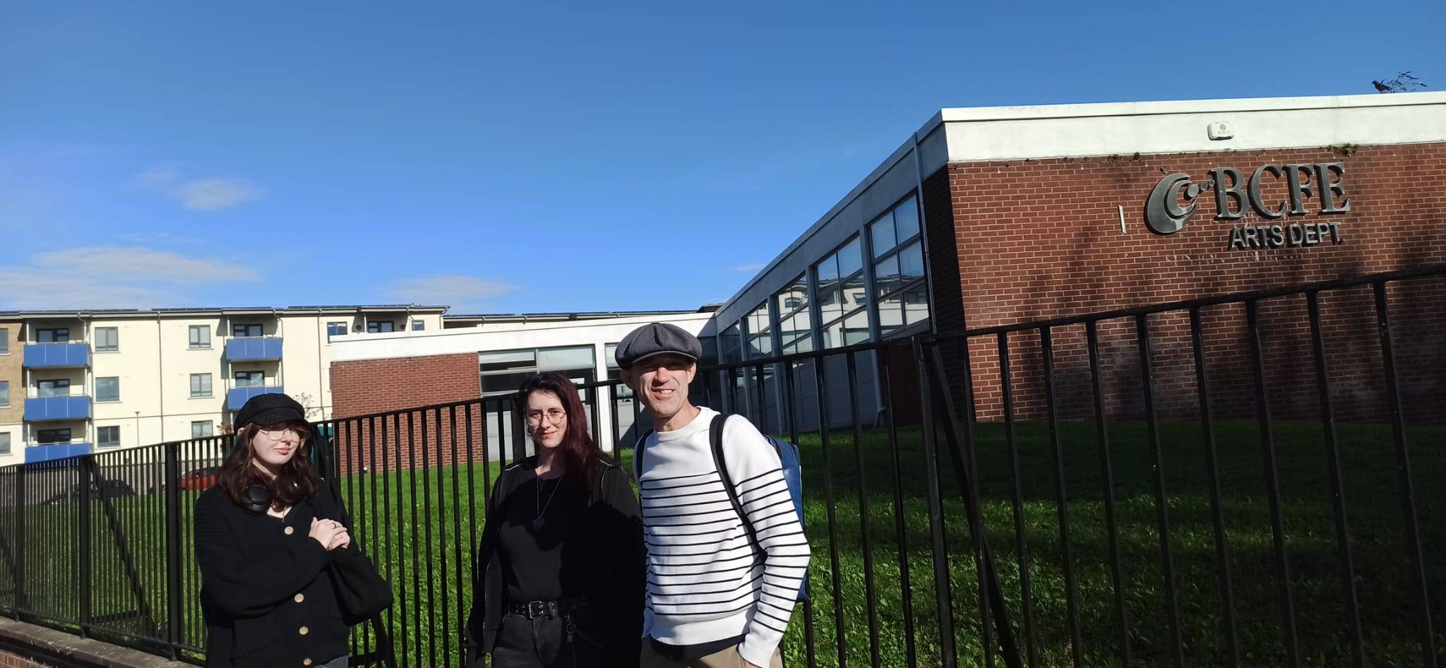 Lehrer Harry Morrison und zwei Auszubildende vor dem Gebäude des Ballyfermot Colleges for Further Education