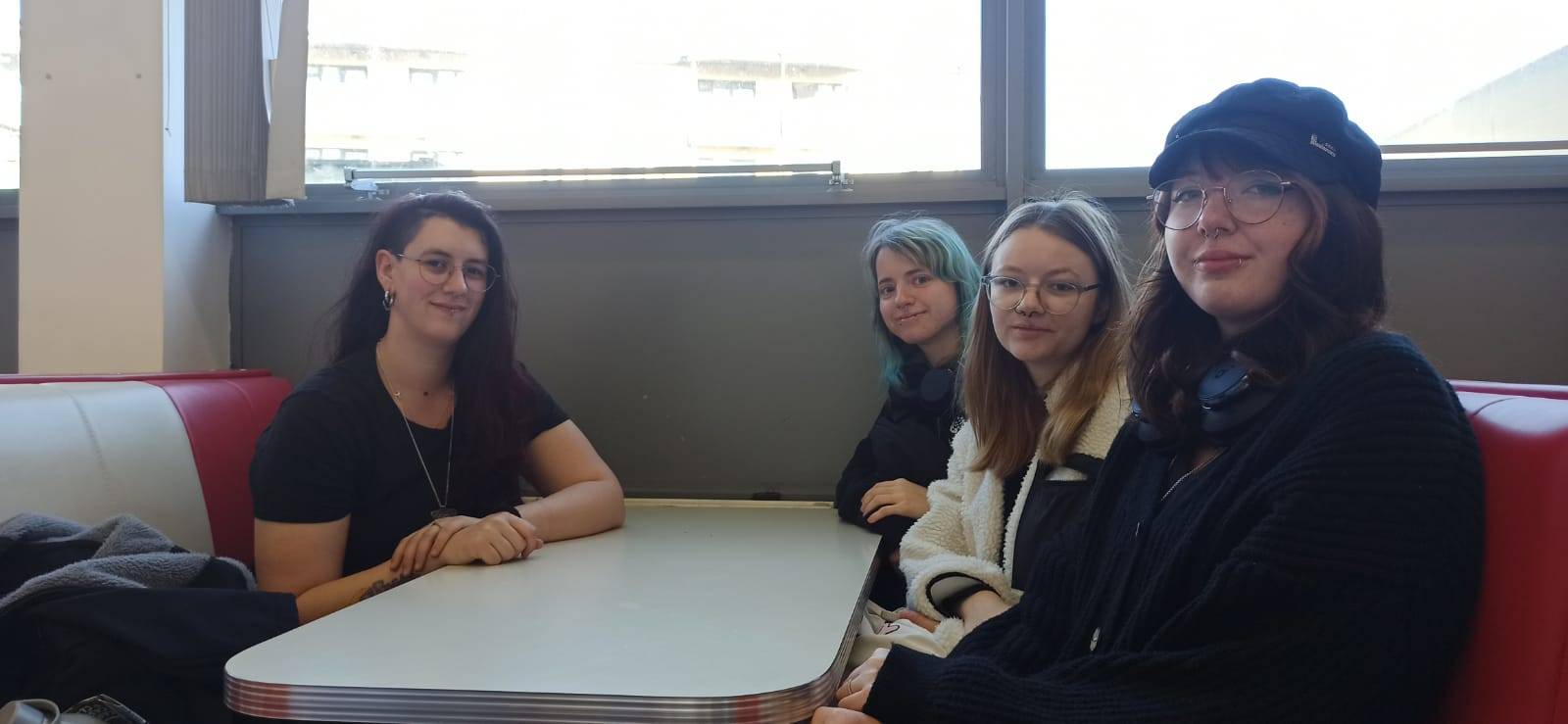 Die vier Auszubildenden sitzen am Tisch