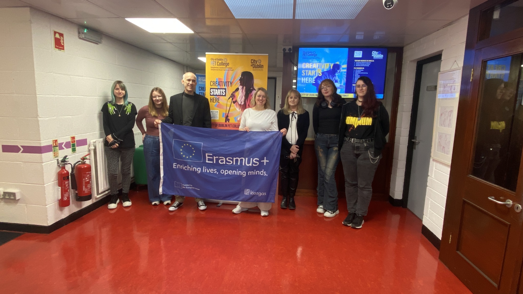 Die gesamte Gruppe mit einer Erasmus+-Flagge