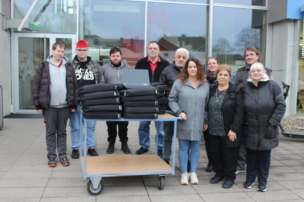 Gruppenfoto der Fachpraktiker für IT-Systemintegration mit ihrem Ausbilder und der Mitarbeiter*innen von Alibi Eifelservice