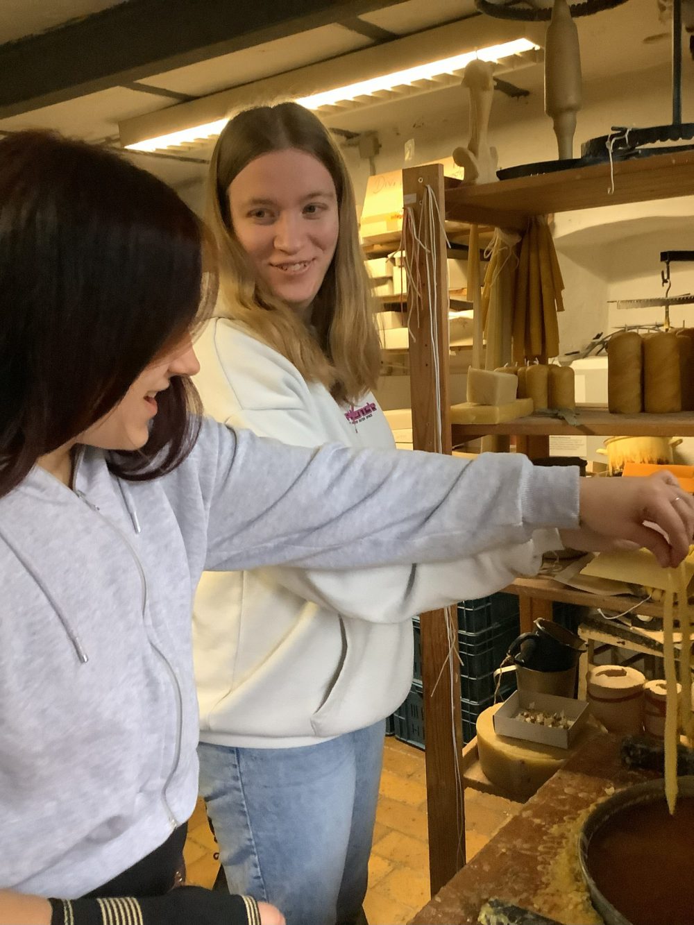 Zwei Auszubildende bei der Anfertigung von Kerzen