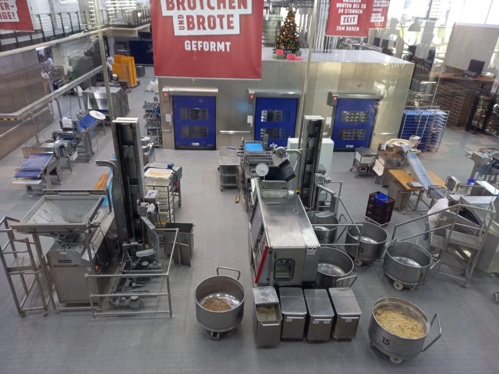 Ein Blick von oben in die Bäckerei Wildbachmühle