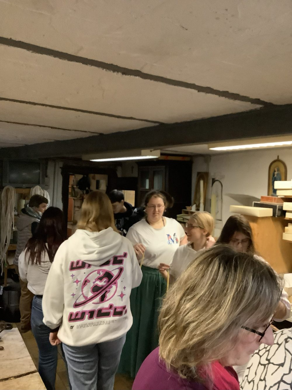 Eine Gruppe Auszubildender in der Kerzenmanufaktur